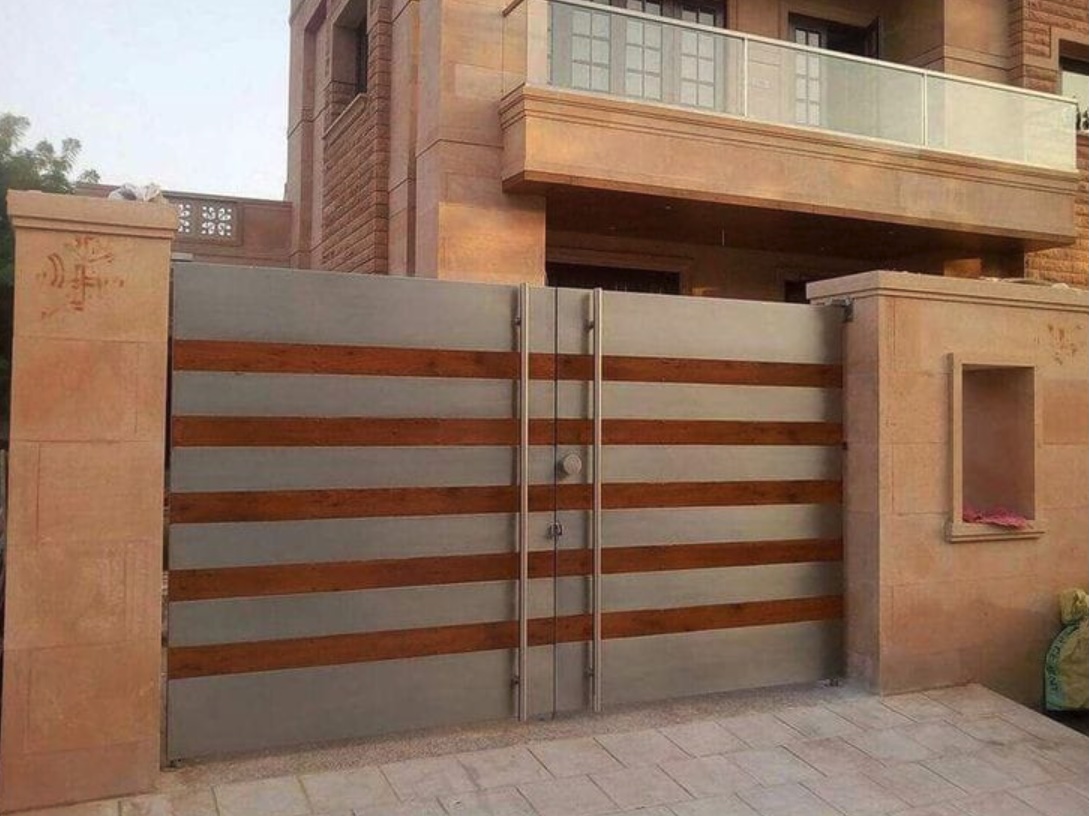 Portón residencial con franjas horizontales